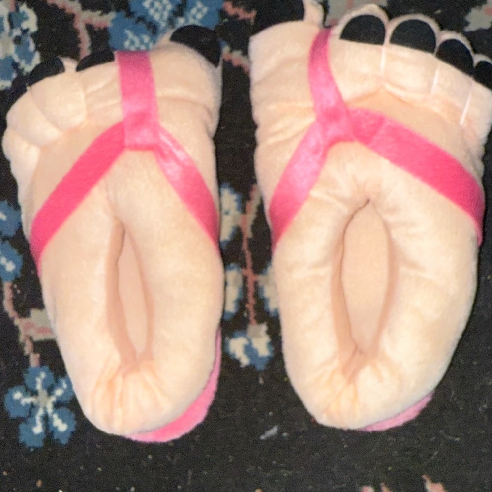 Plush Comical slippers.